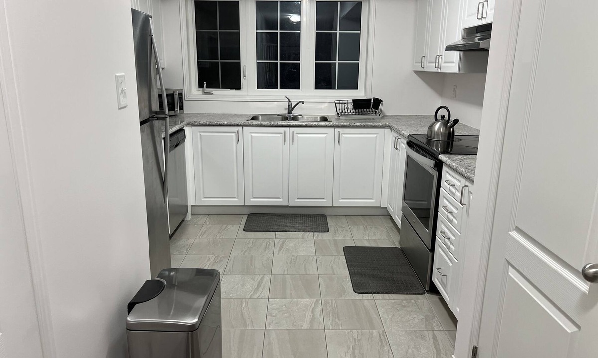 Oshawa House | Glamorous 4 bedroom townhouse with free parking