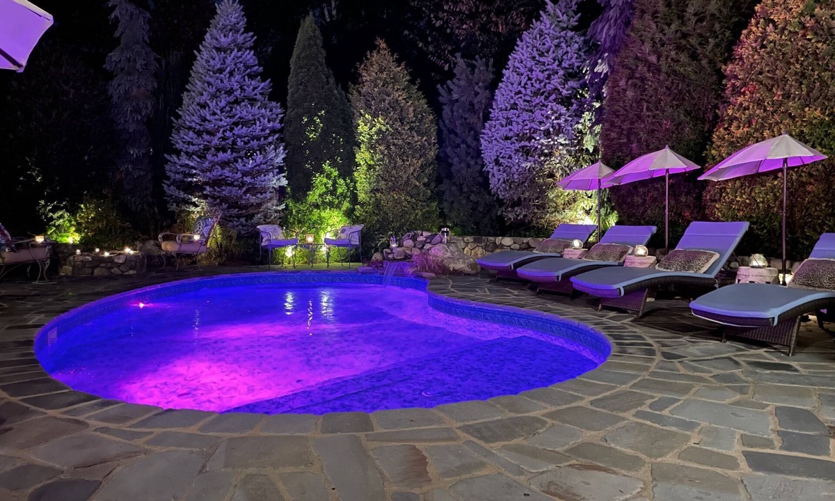 Newbury Cottage | Glamorous Cabana