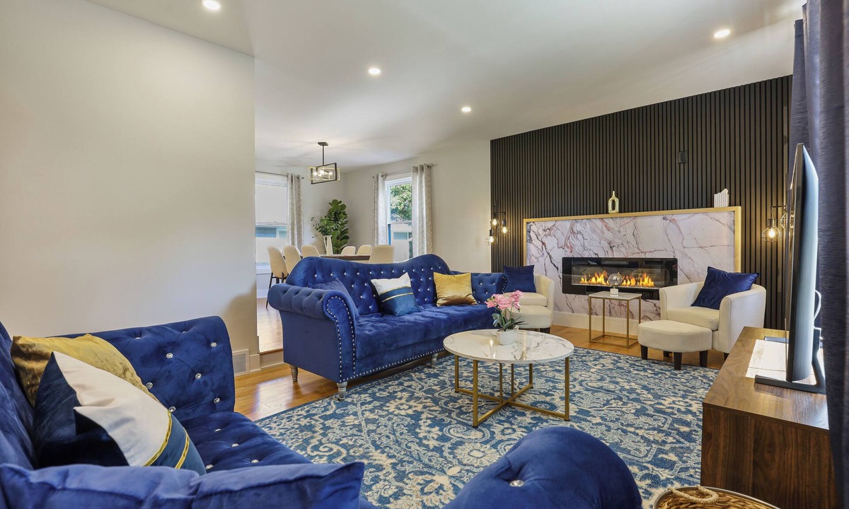 Wheaton House | Glamorous Stay in this 3 BR + 3BA House w/Bar and Home Sauna!