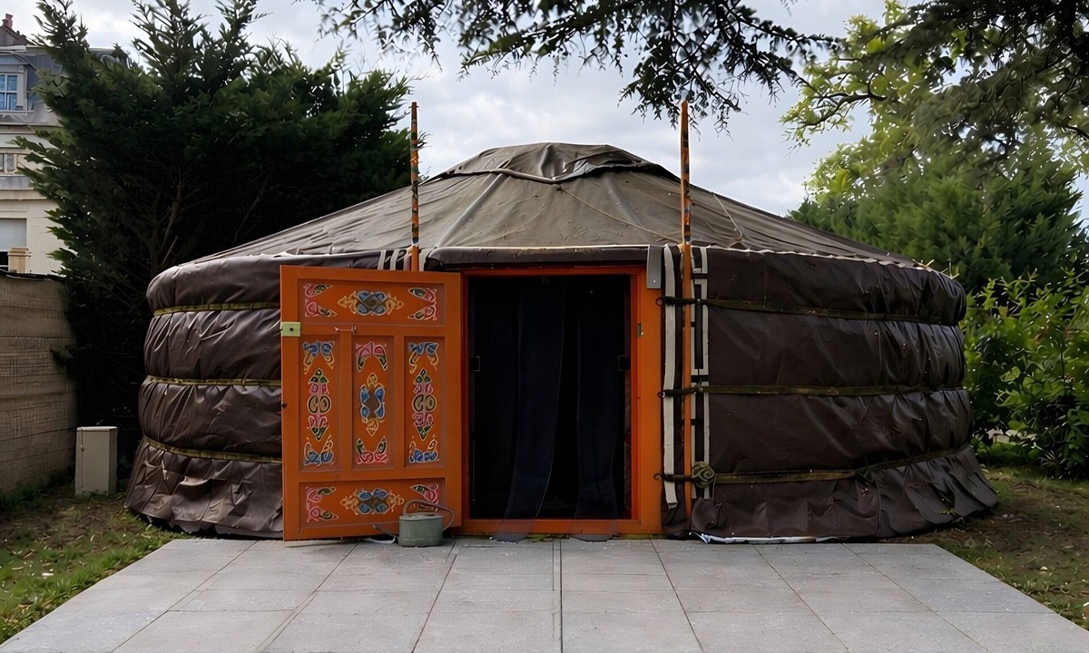 Bois-le-Roi RV Rental | Glamping “Cozy Yurt” with Private Terrace and Shared Garden