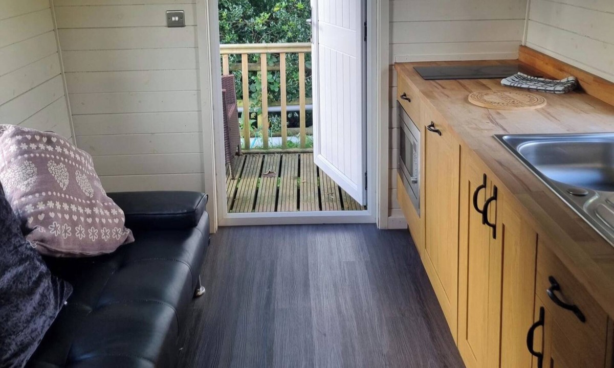 Llanfair Caereinion Cottage | Glamping Hut - Sleeps 2, hot tub & parking