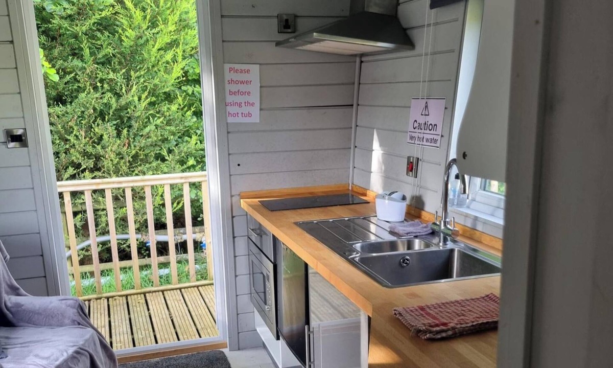 Llanfair Caereinion Ski Chalet | Glamping Hut - Sleeps 2, hot tub & parking