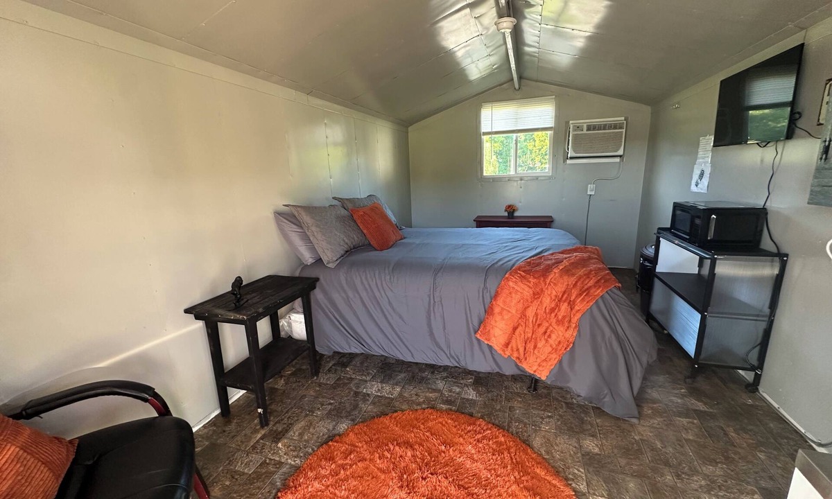 Winona Cottage | Glamping in a Cozy Cottage. Straight Access to Brimstone Trails. Pet Friendly