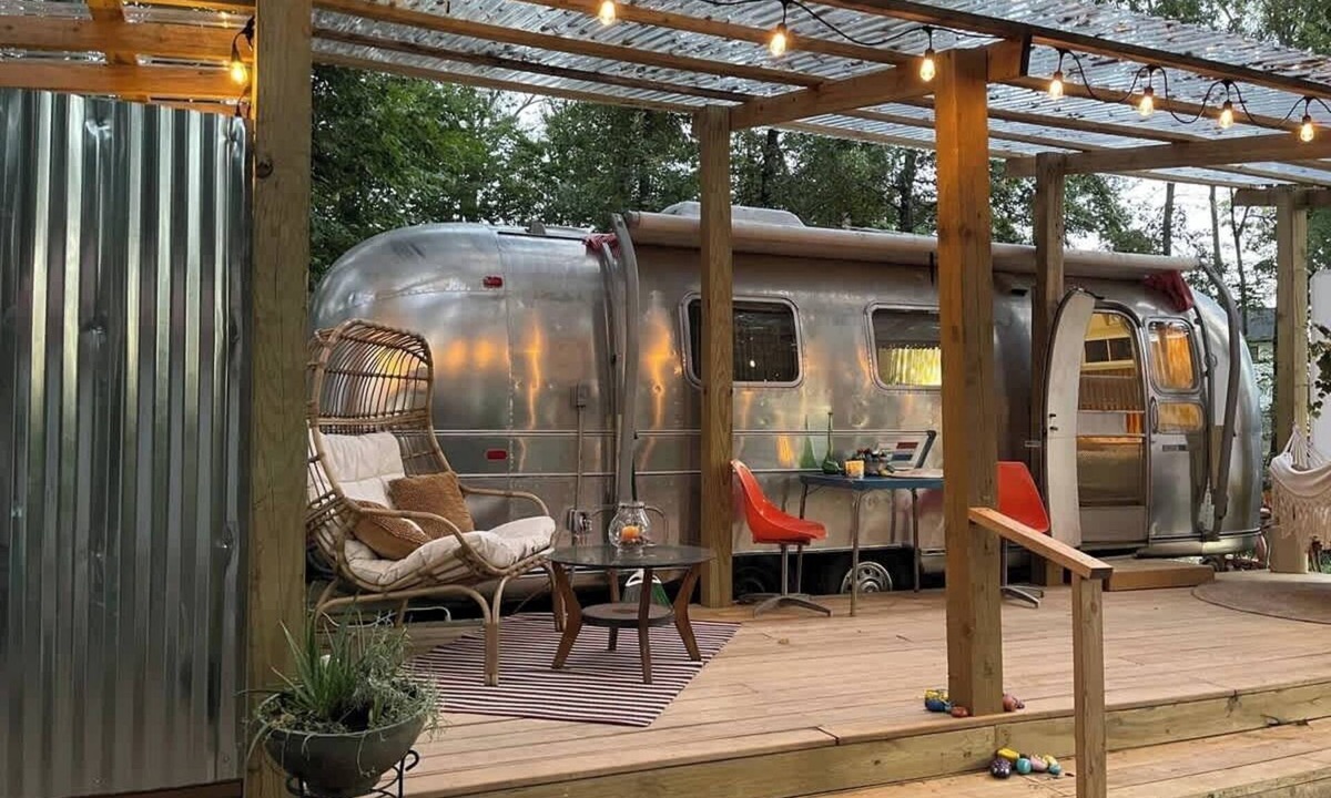 Berryville House | Glamping in an Airstream, Hot Tub, Fire Pit