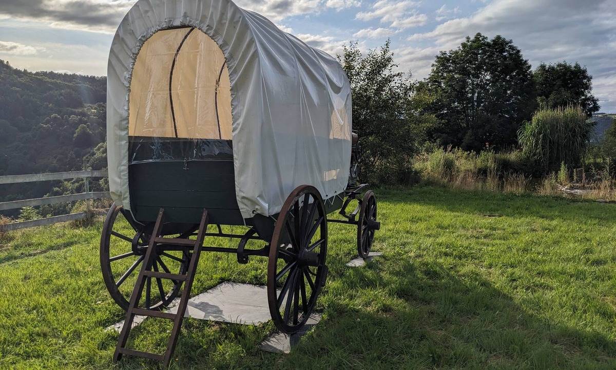 Lafarre RV Rental | Glamping “La Calèche Western” in Lafarre – Authentic Adventure in Nature