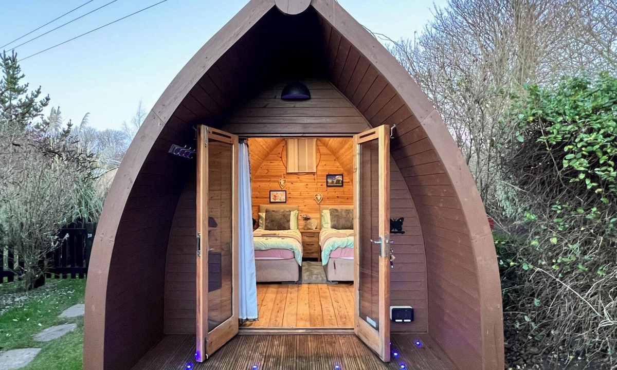 Winterbourne Stoke Cabin | Glamping Pod - Sleeps 2 - Parking