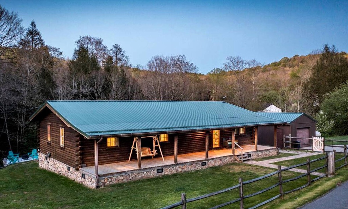 Mount Nebo Cabin | Glamping Retreat near Summersville Lake: Luxurious Cabin with a Hot Tub in Mt Nebo, WV