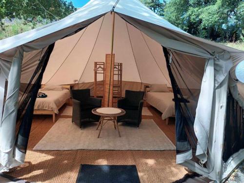 Crespin Other | Glamping tent in de rust, met zwembad, badkamer en keuken