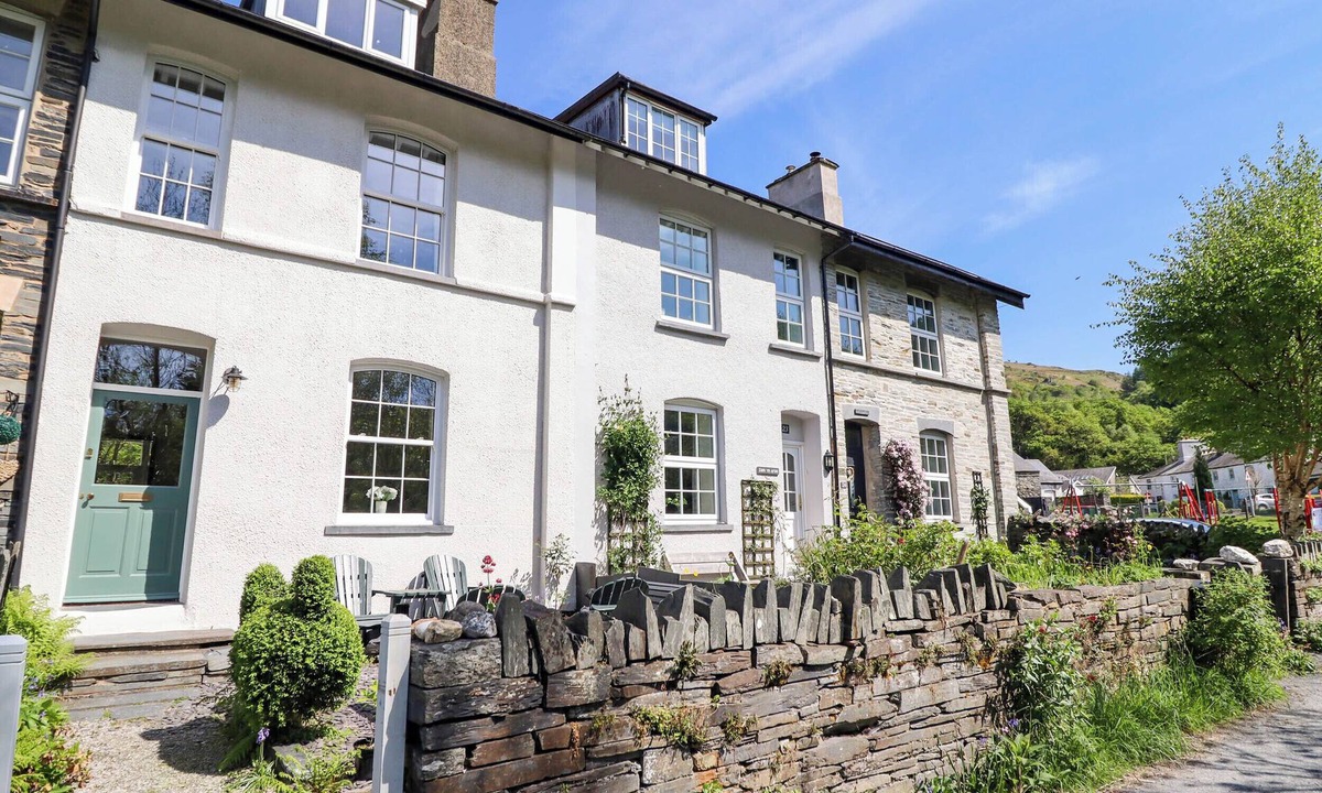 Abergynolwyn Cottage | GLAN YR AFON, pet friendly, with open fire in Tywyn