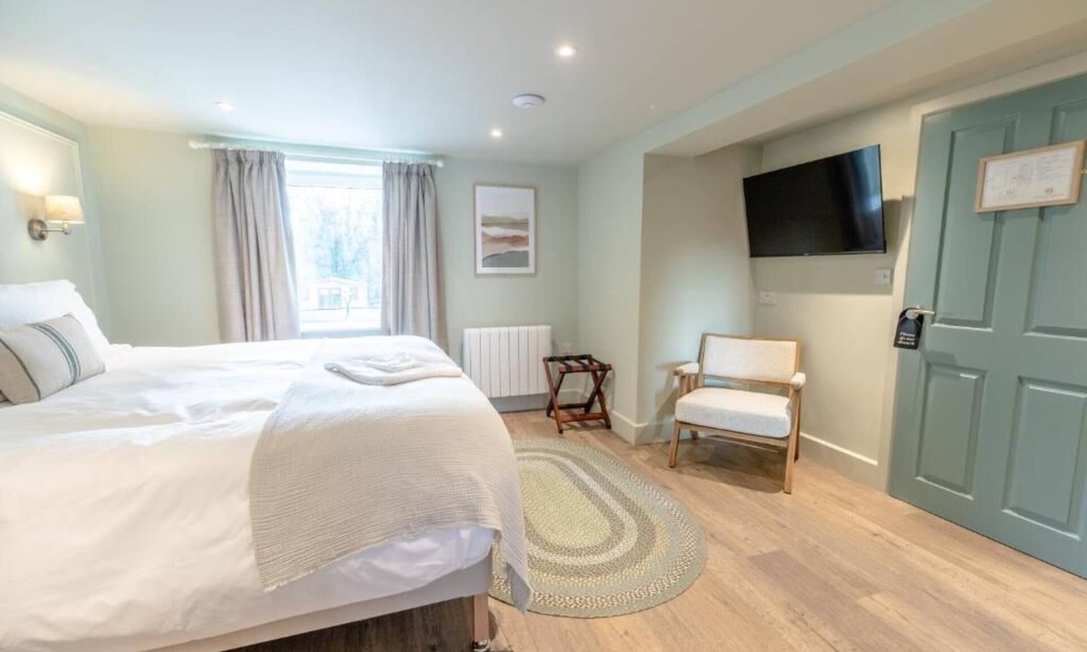 Cwrt Hotel | Glan Yr Afon Riverside