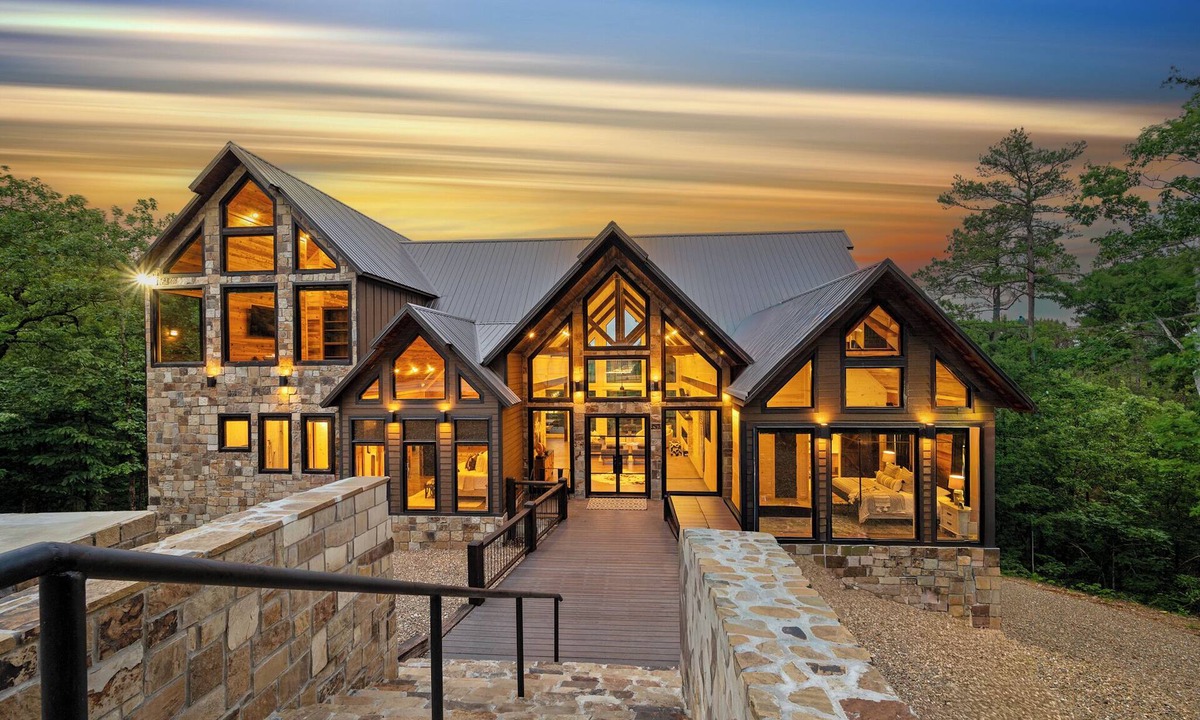 Golden Cabin | Glass and Timber: Ultra-Luxury Cabin, ALL the Amenities! Sleeps 20