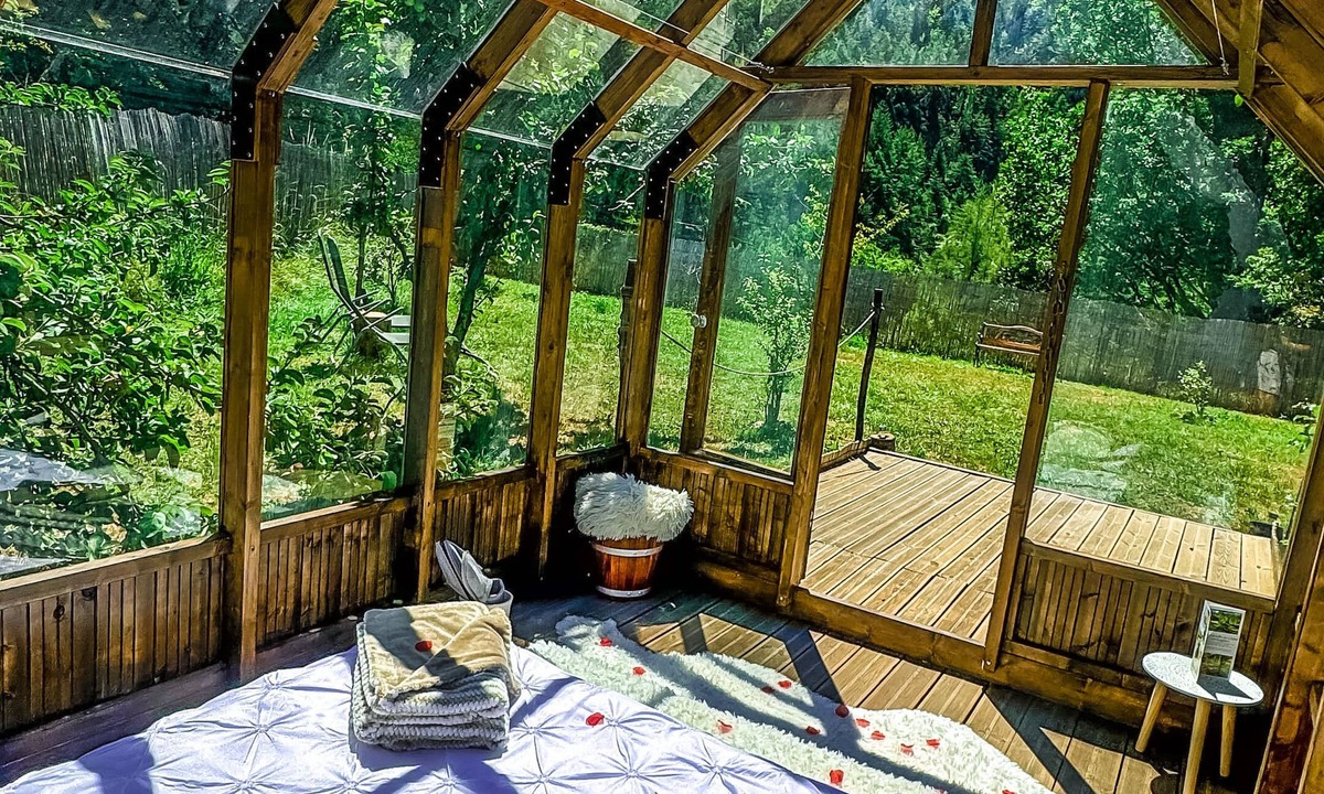 Luceram Ski Chalet | Glass chalet under a shower of stars