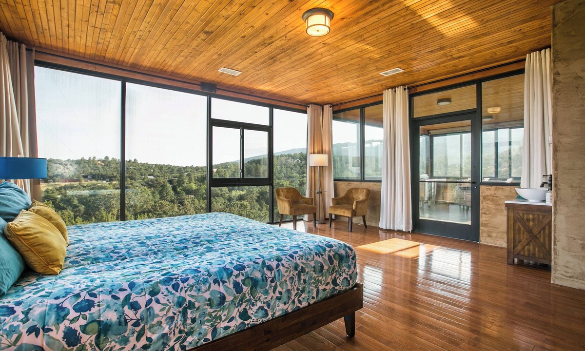 Zuzax House | Glass House with Hot Tub and Sauna