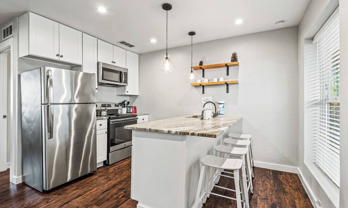 Junius Heights Apartment | Glendale Court Unit 7