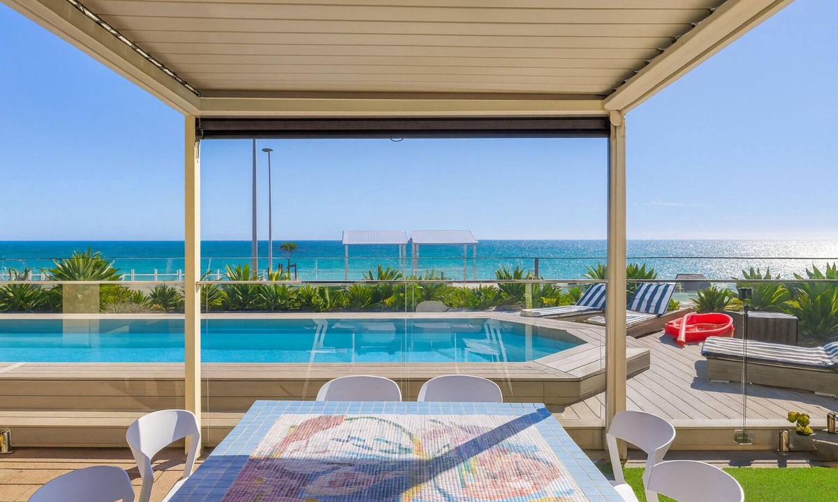 Glenelg North House | Glenelg Beach House With Private Beachfront Pool