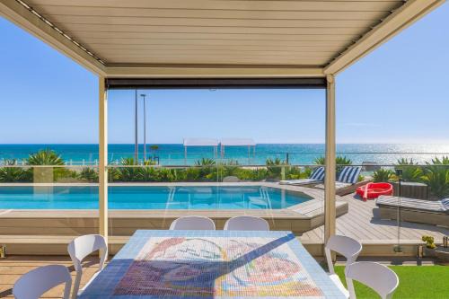 Glenelg North House | Glenelg Beach House With Private Beachfront Pool