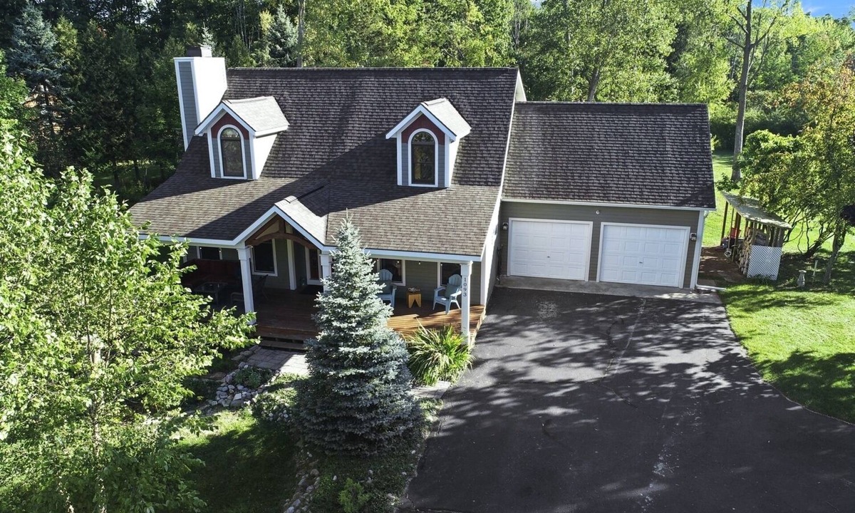 Glenn Haven Shores House | Glenn Haven Getaway -Private Beach, Game Room, Secluded Yard