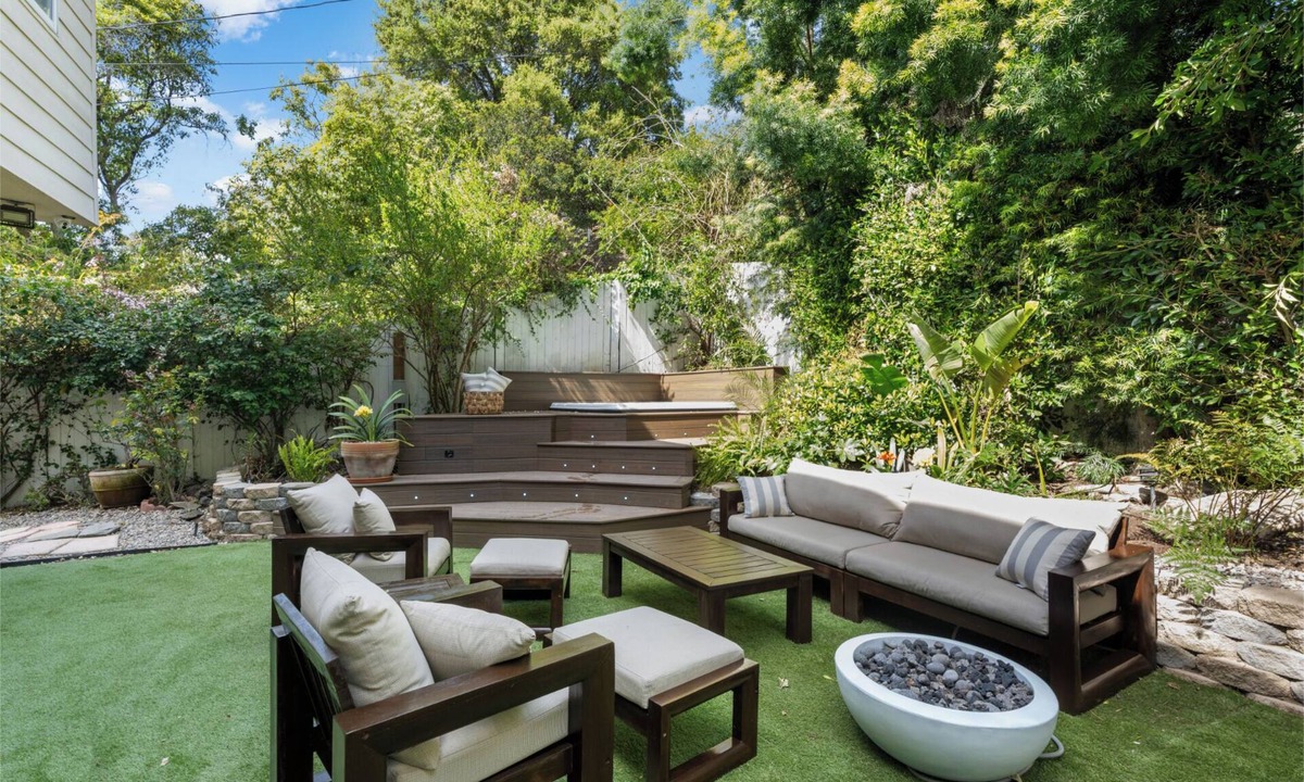 Beverly Glen Villa | Glenwood Estate - A Luxurious, Vintage and Romantic House w/ Jacuzzi
