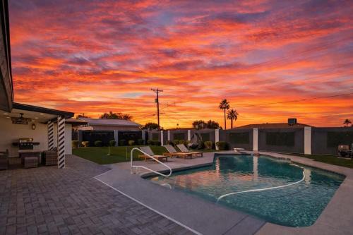 Scottsdale Country Acres House | Glimmer-Sparkling Pool & Mini Golf-Near Old Town