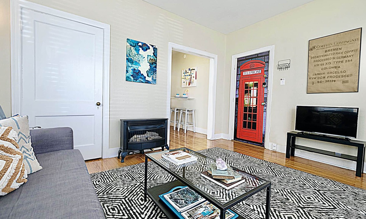 Lower Greenville Apartment | Global Cup Arboretum Tickets Available, The Artist's Corner