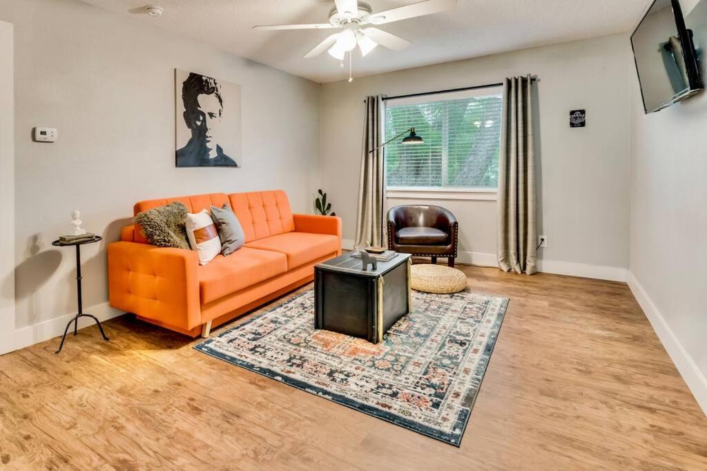 Old East Dallas Apartment | Global Cup Love for Dallas - Close to Deep Ellum & AAC