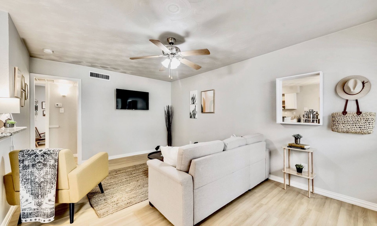Old East Dallas Apartment | Global Cup Modern Artistic Flat - ARBORETUM TICKETS INCLUDED