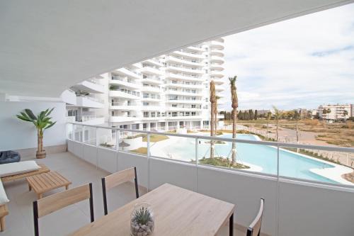 Canet de Berenguer Apartment | Global Vacacional, Apartamento con terraza y vistas a la piscina en Gran Canet