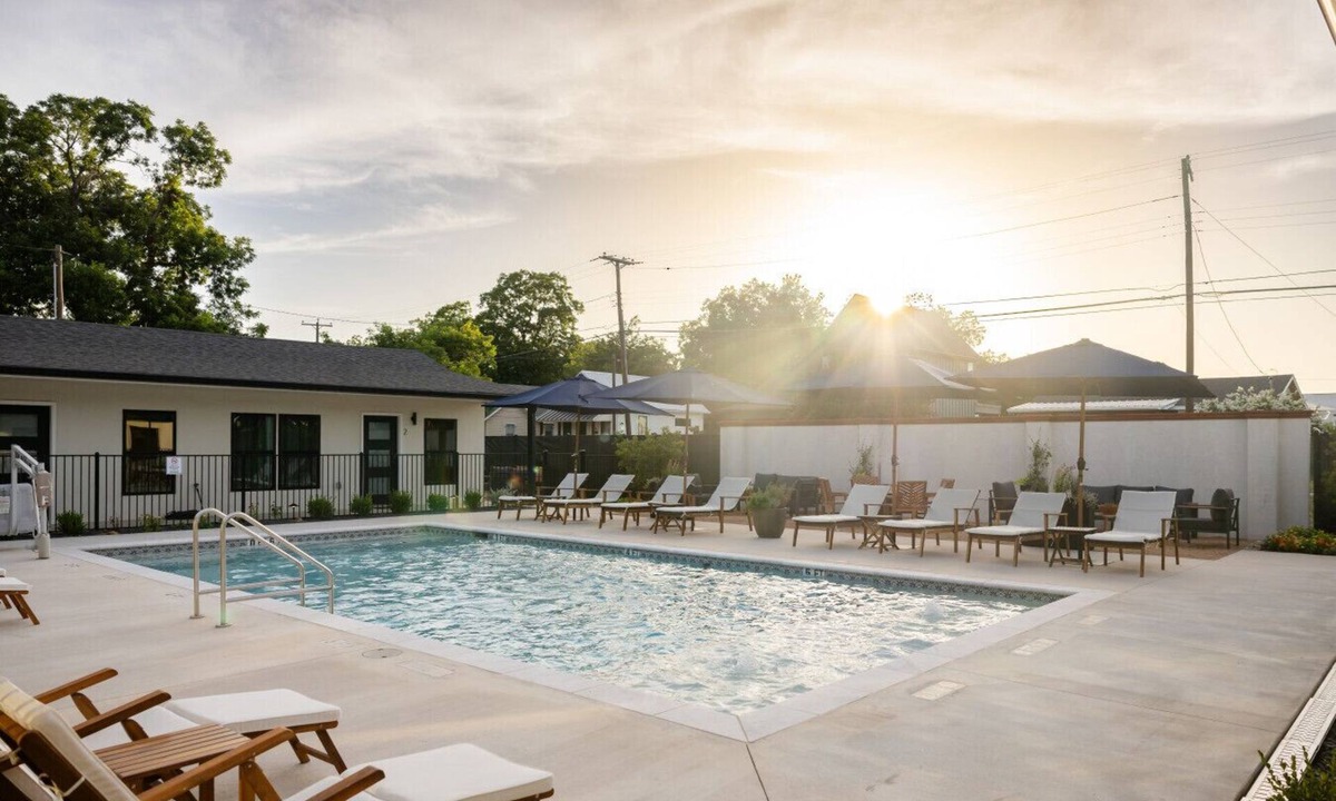 Brazos Bed & Breakfast | Gloria Inn 2 -5 minutes from Baylor and 2 Blocks to Magnolia