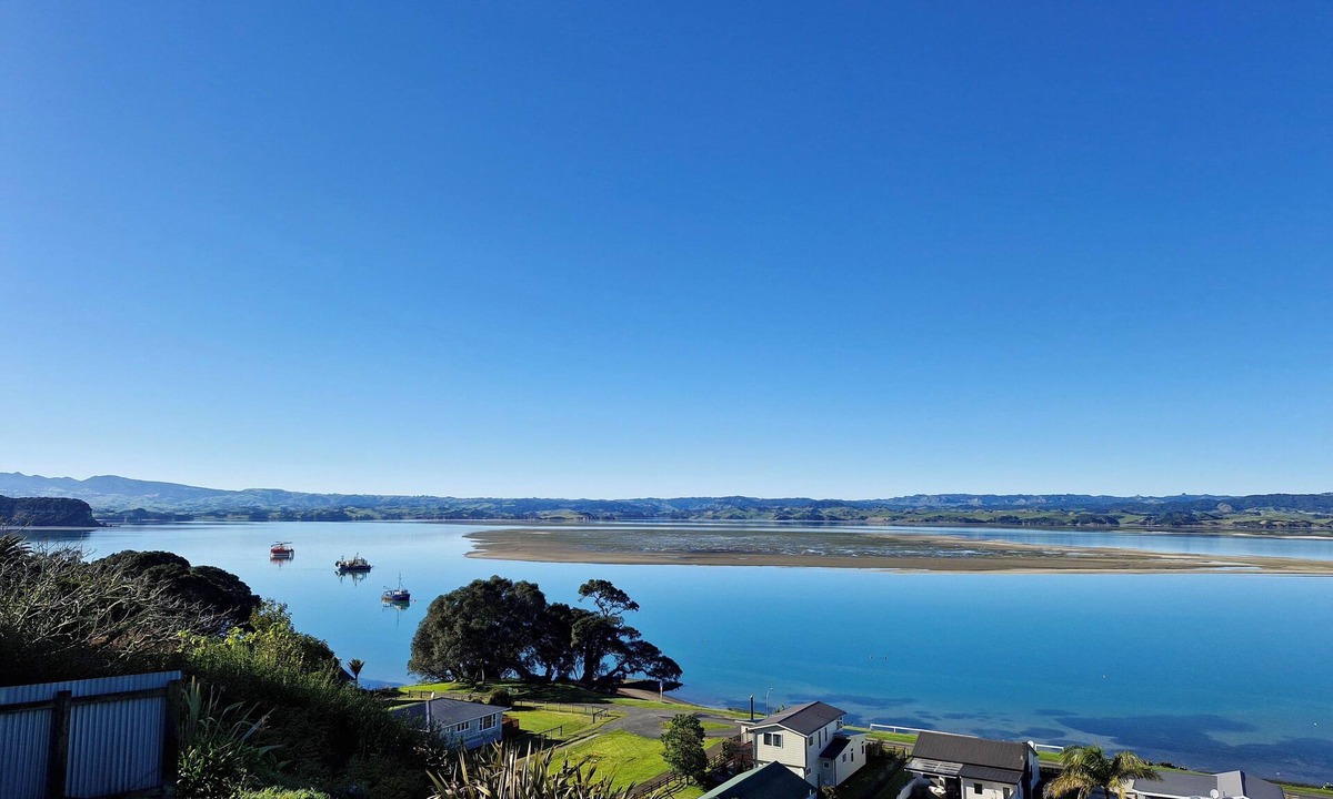 Kawhia Cottage | Glorious views and relaxation a plenty