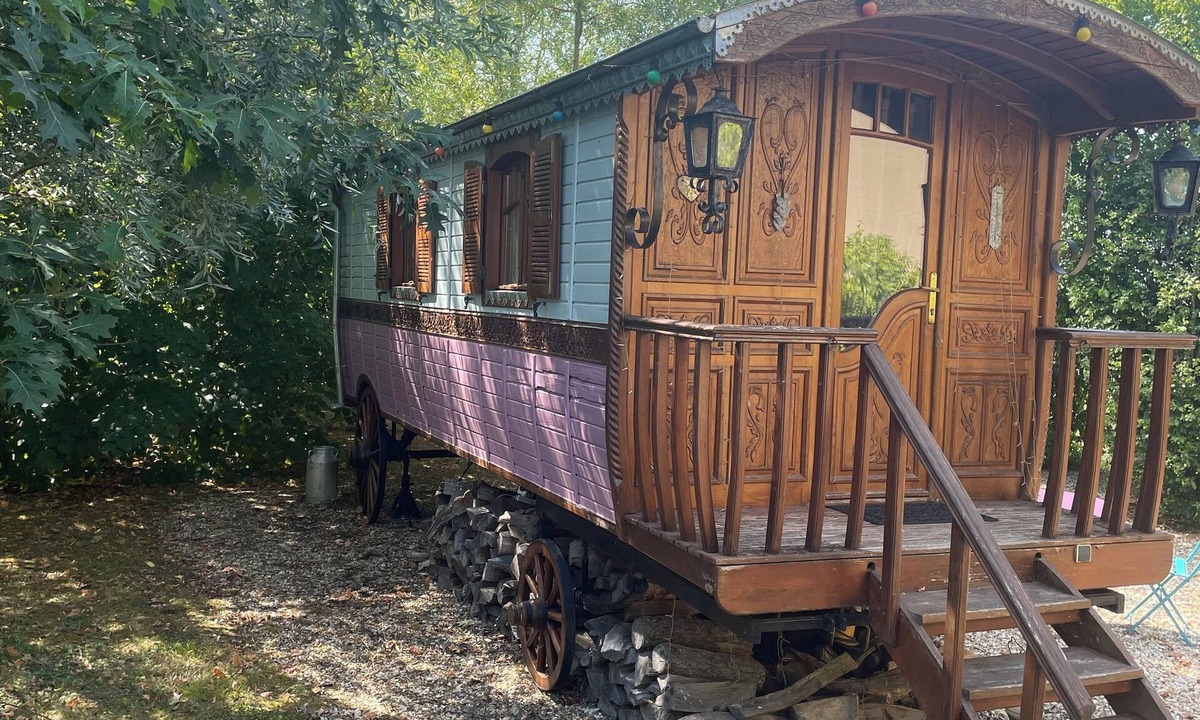 Pugnac Bed & Breakfast | Glorit's caravan