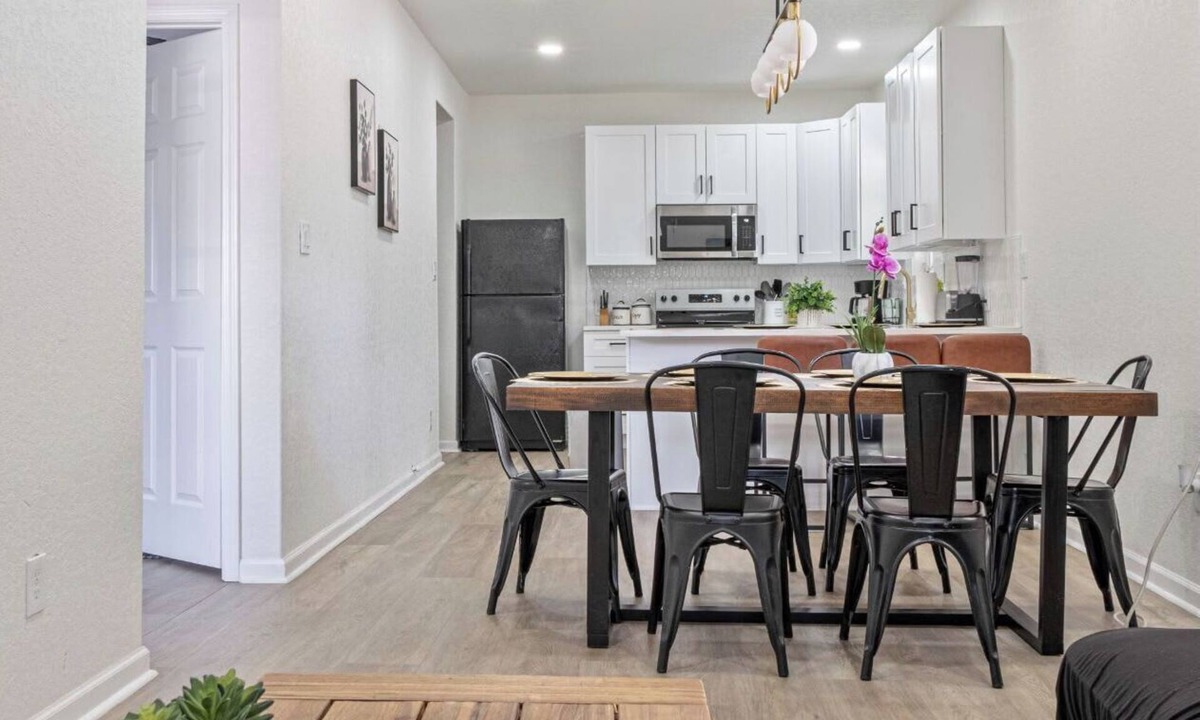 Near East Side Apartment | Glorius Amazing 2br/1ba Stay Near Lively Downtown!