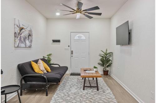 Near East Side Apartment | Glorius Amazing 2BR1BA Stay Near Lively Downtown