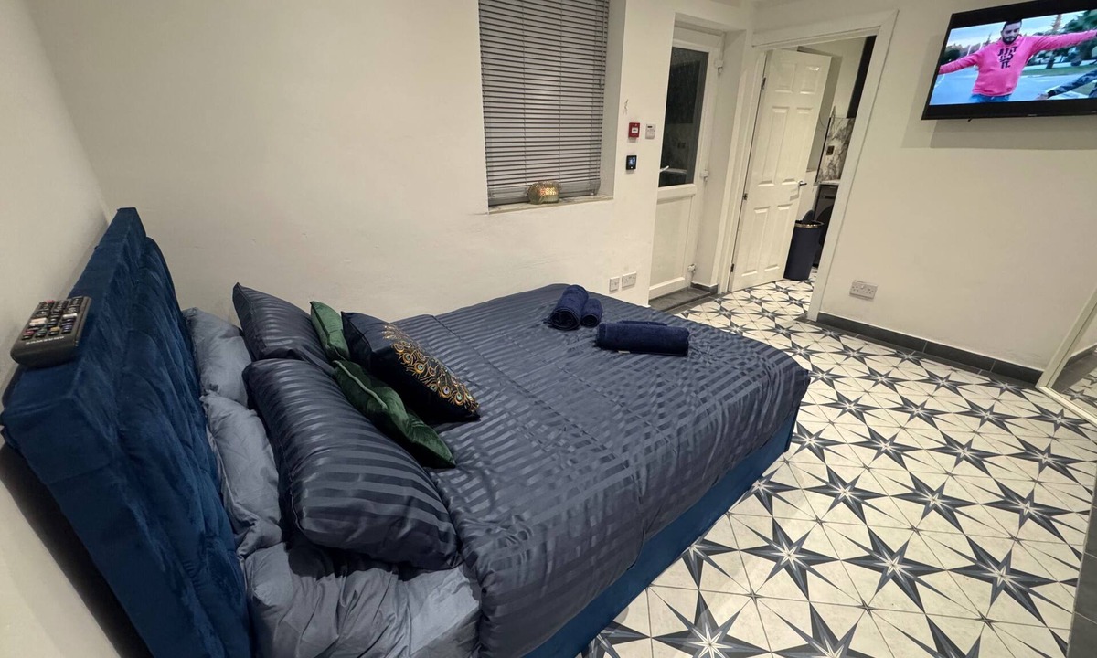 Gloucester Apartment | Gloucester - Apartment - Sleeps 2 - Parking - 97ws