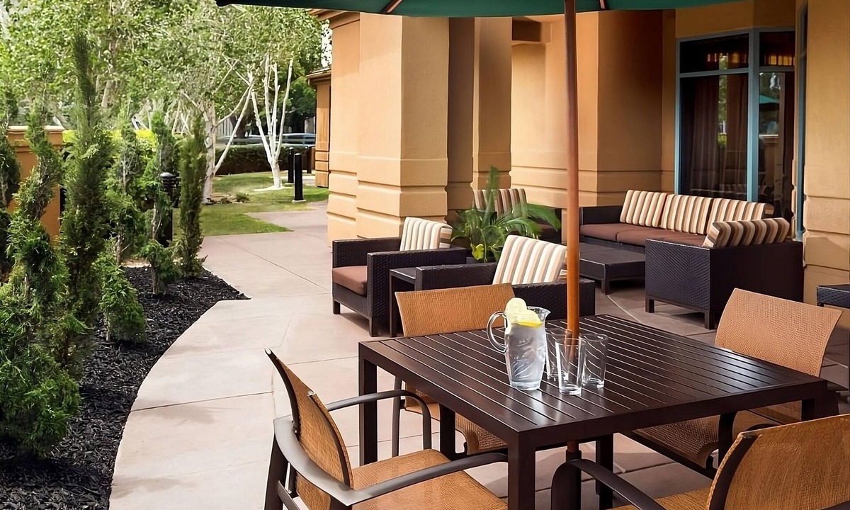 Pleasant Hill Hotel | Gloucester Berkeley Rose Garden! 3 Family-friendly Suites w/Starbucks & Parking