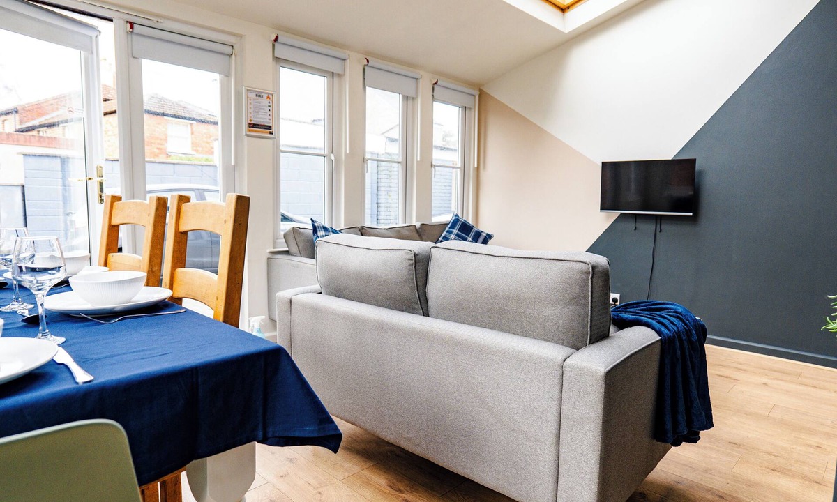 Gloucester House | Gloucester Kingsholm 6 Bedrooms