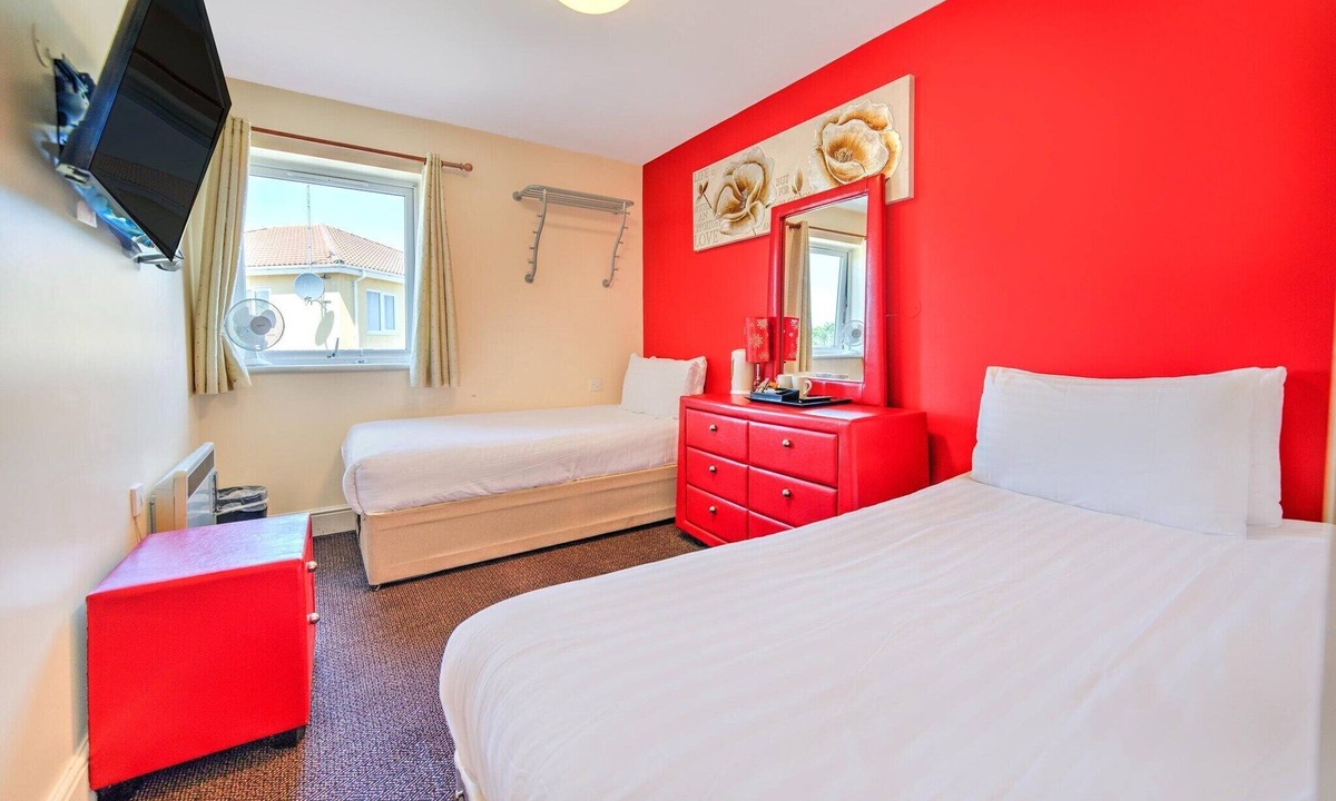 Quedgeley Apartment | GO2 Gloucester Hotel by OYO | Standard Twin