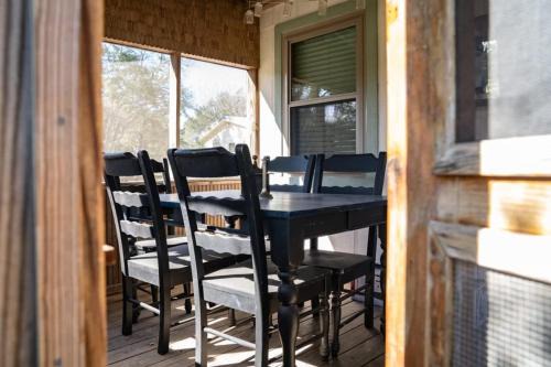 San Marcos House | Goat-Tastic Retreat: Tub, Fire Pit, Porch & Pool