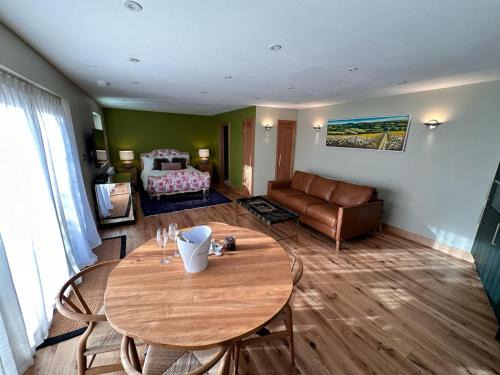 Findon House | Goatchers Cottage & Goatchers Studio