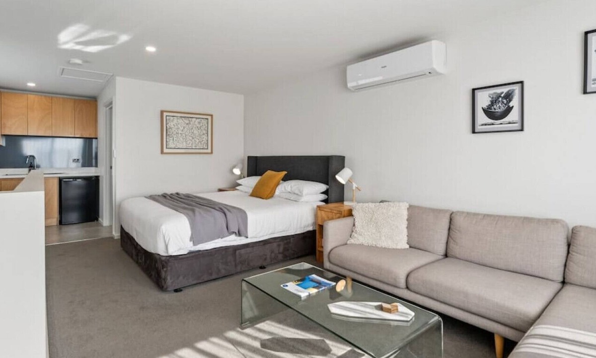Golden Point Apartment | GOL001 · Elegant studio - walk to CBD. Perfect for workers
