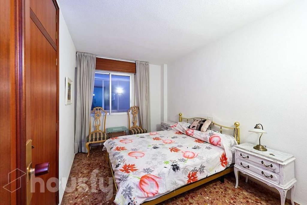 Ensanche Diputacion House | Gold Bedroom in the Center of Alicante