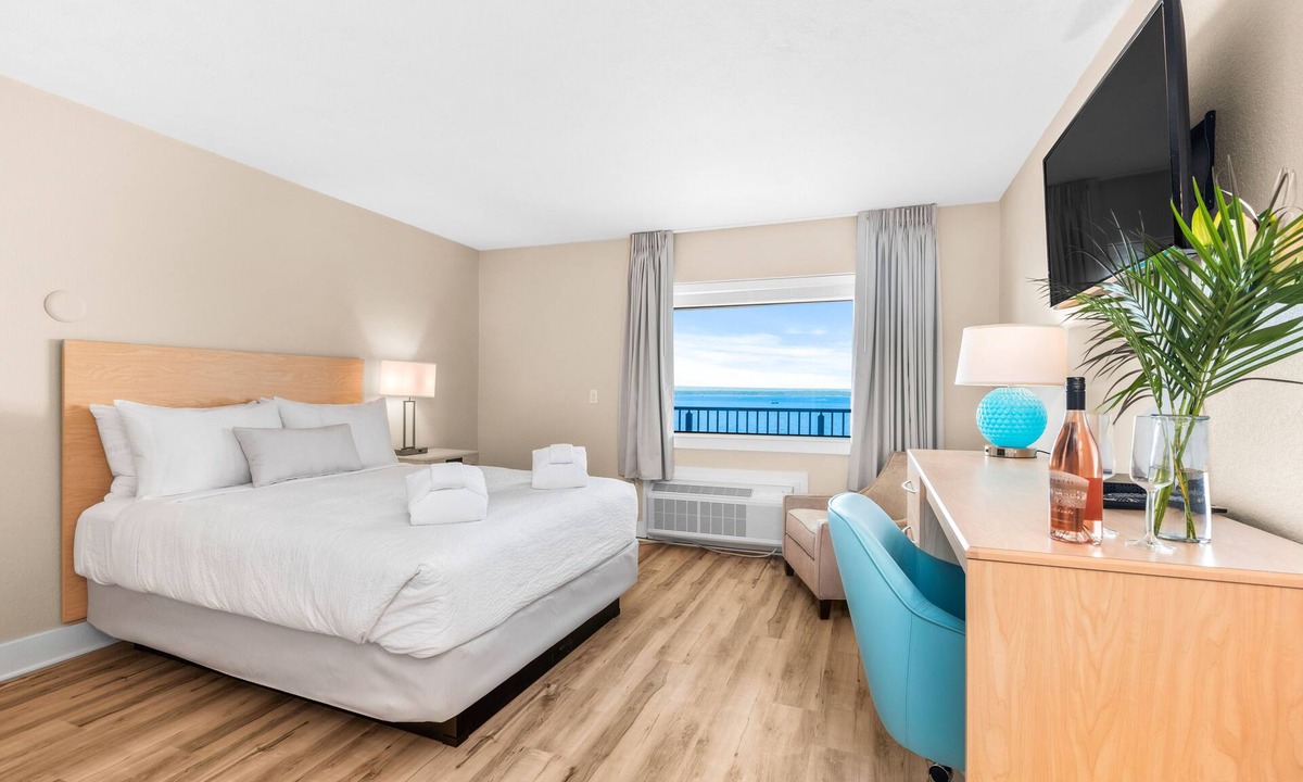 Traverse City Hotel | 🏖️ Gold Coast Inn | Breathtaking Sunsets w/Lake View ➠ 207