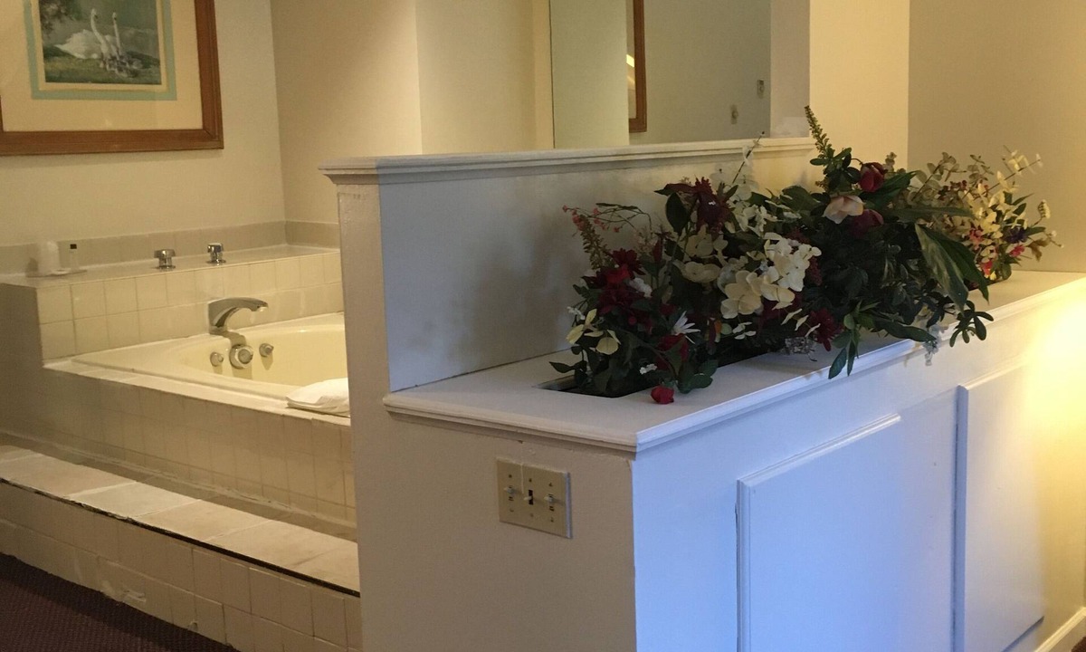 Conning Towers Nautilus Park Hotel | Gold Star Inn & Suites