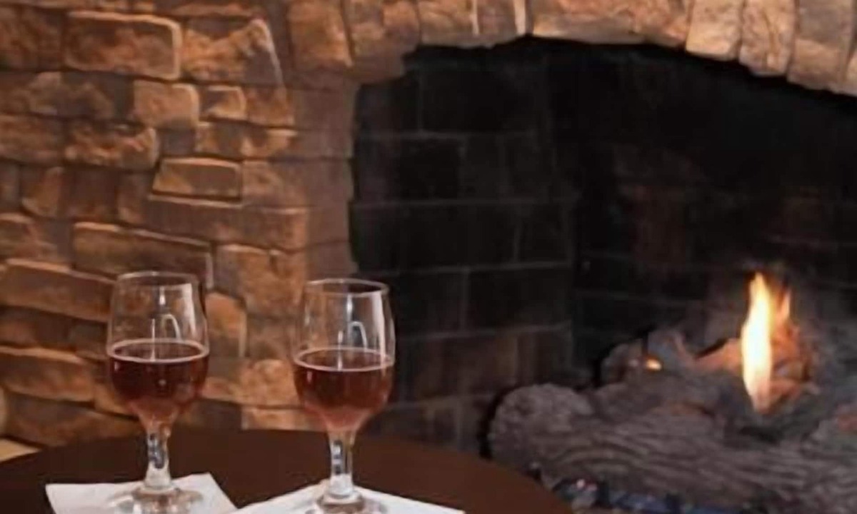 Bartlett Hotel | Golden Apple Inn
