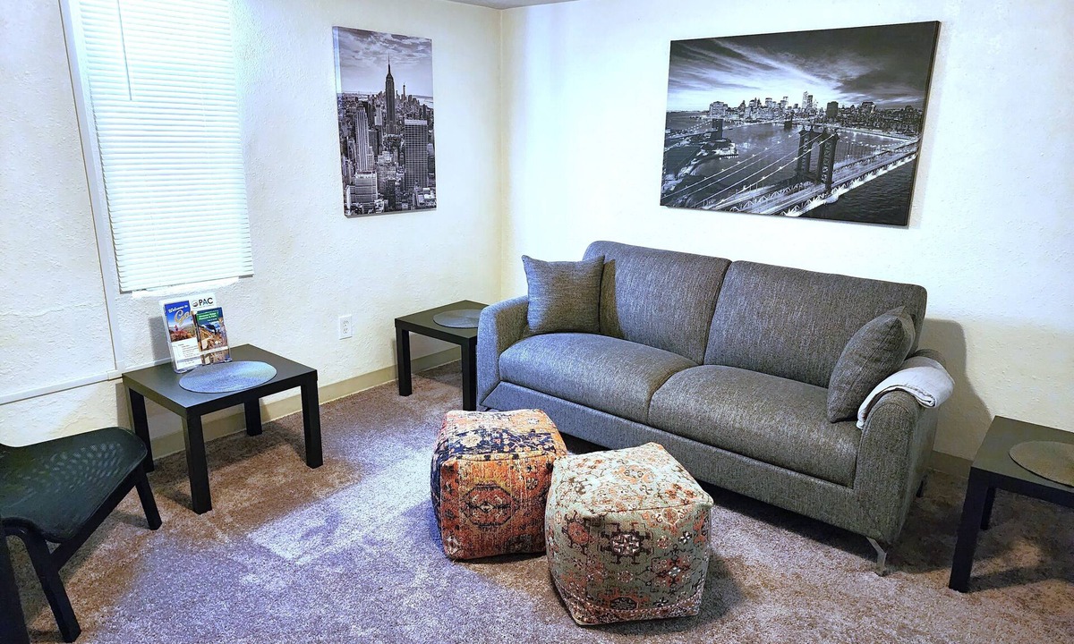 Golden Apartment | Golden Flat-1 BR Basement Apt + Office-30+ Day Stay-W/D