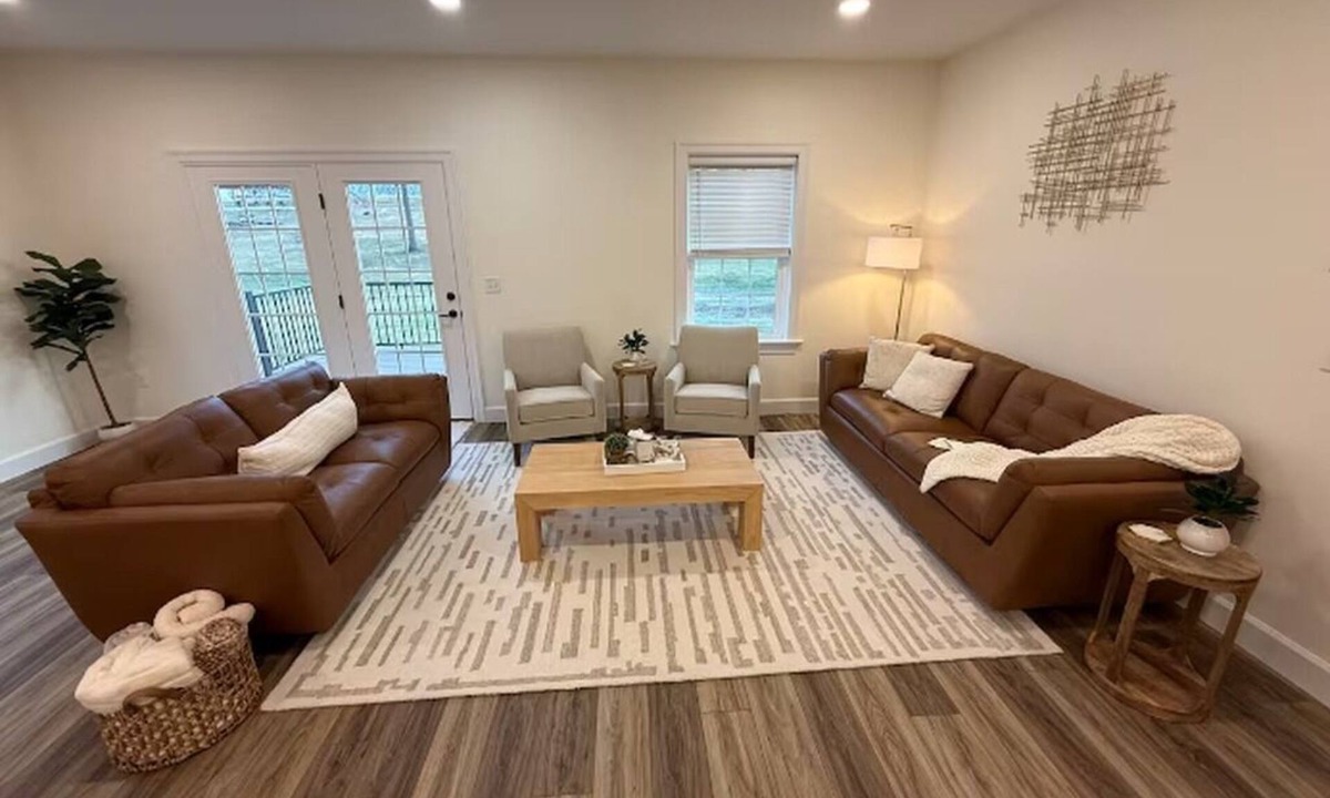 Mount Aetna Apartment | Golden Glow Getaway