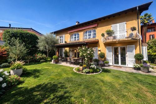 Collina d'Oro Bed & Breakfast | GOLDEN HILL - Elegant bright and spacious rooms with garden and shared kitchen a short walk from the supermarket