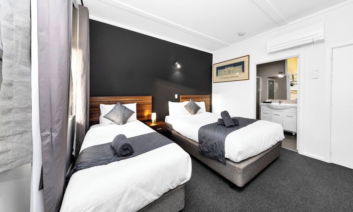 Golden Square Hotel | Golden Hills Motel