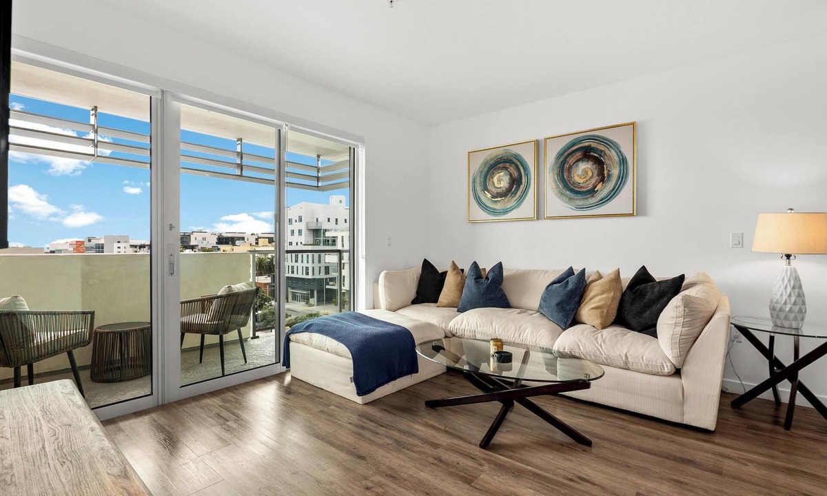 Pico Bed & Breakfast | Golden Hour' Penthouse Retreat Beach Walk to Pier, Promenade 2 Balconies PoolGym