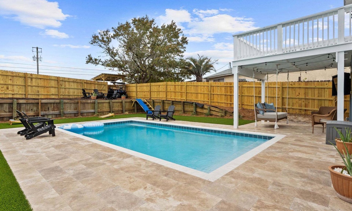 Gulf Lagoon Beach House | Golden Hour Retreat | Pool, Golf Cart, Walk to Beach, 1 Mile to World Famous Tootsie's, Sleeps 14!