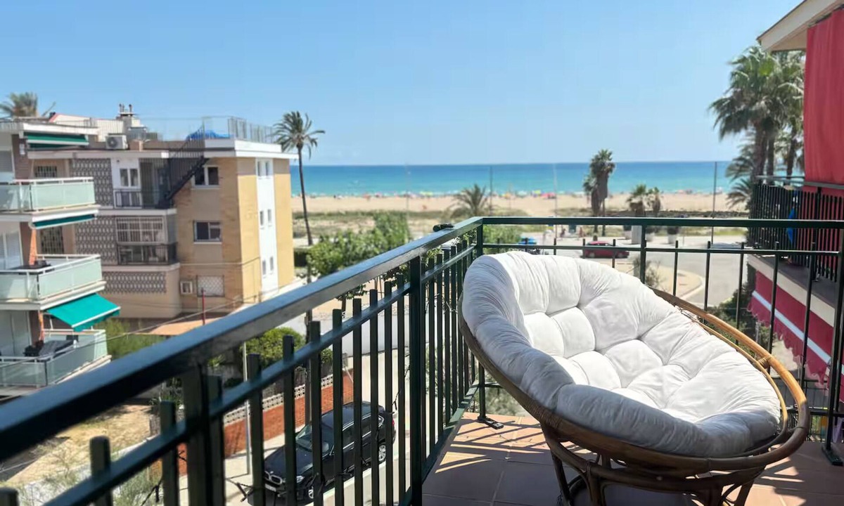Castelldefels Apartment | Golden hours by the sea